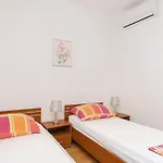 Apartment And Rooms Artina