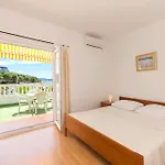 Apartment And Rooms Artina *