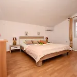 Apartment And Rooms Artina Apartment *