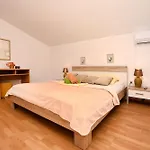 Apartment Apartment And Rooms Artina *