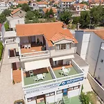 Apartment And Rooms Artina