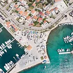 Apartment And Rooms Artina