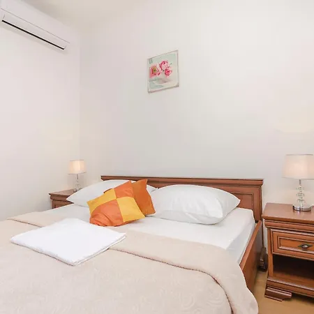 Apartment And Rooms Artina
