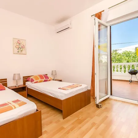 Apartment And Rooms Artina Apartment *