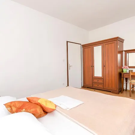 Apartment And Rooms Artina Vodice