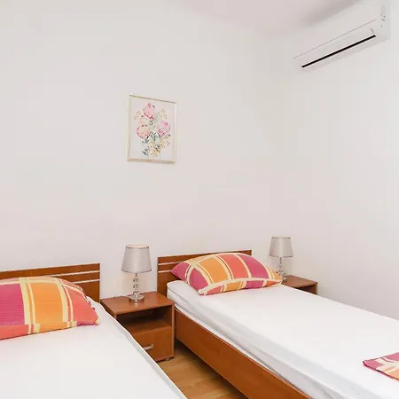 Apartment And Rooms Artina