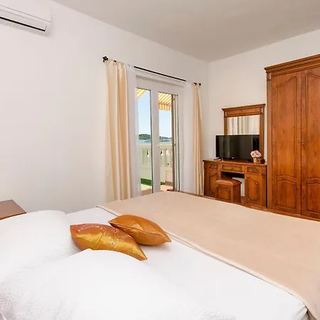Apartment Apartment And Rooms Artina