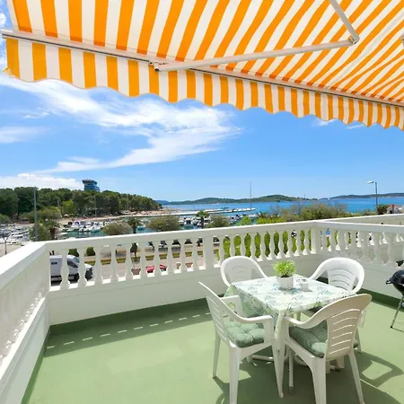 Lejlighed And Artina *