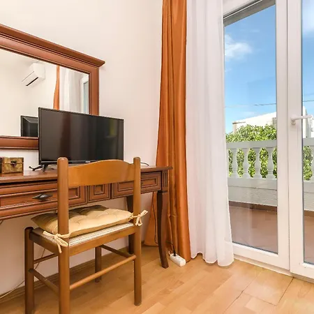 Apartment Apartment And Rooms Artina Vodice