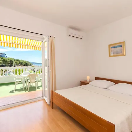Apartment And Rooms Artina *