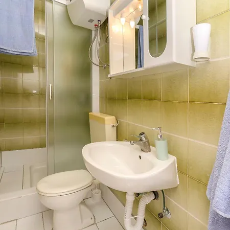 Apartment And Rooms Artina