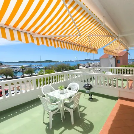 Apartment And Rooms Artina