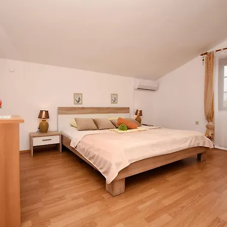Apartment And Rooms Artina Apartment *