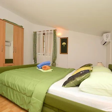 Apartment And Rooms Artina *