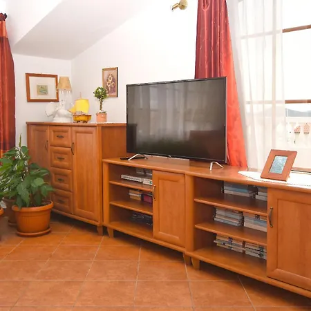 Apartment And Rooms Artina