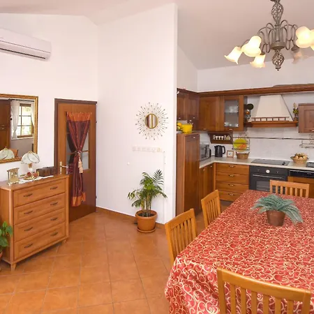 Apartment And Rooms Artina Apartment