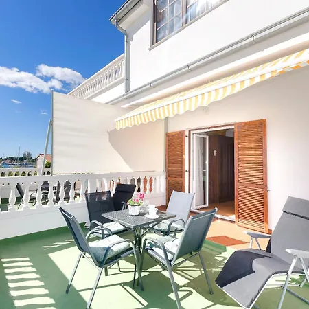 Apartment And Rooms Artina Lägenhet *