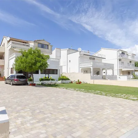 Apartment And Rooms Artina Apartment *