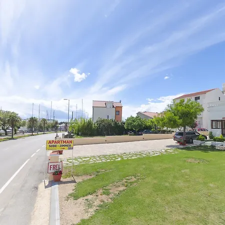 Apartment And Rooms Artina