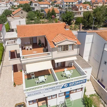 Apartment And Rooms Artina