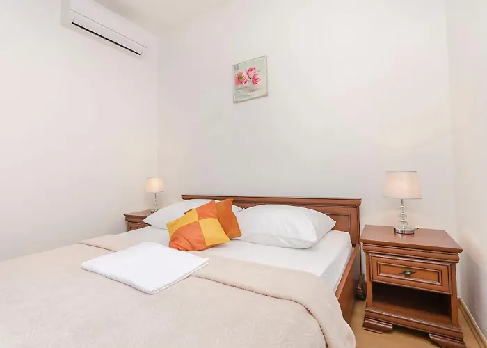 Apartment And Rooms Artina