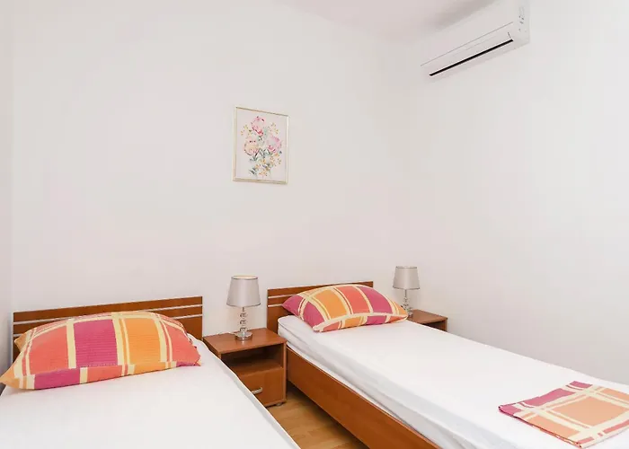 Apartment And Rooms Artina