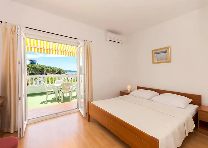 Apartment And Rooms Artina *