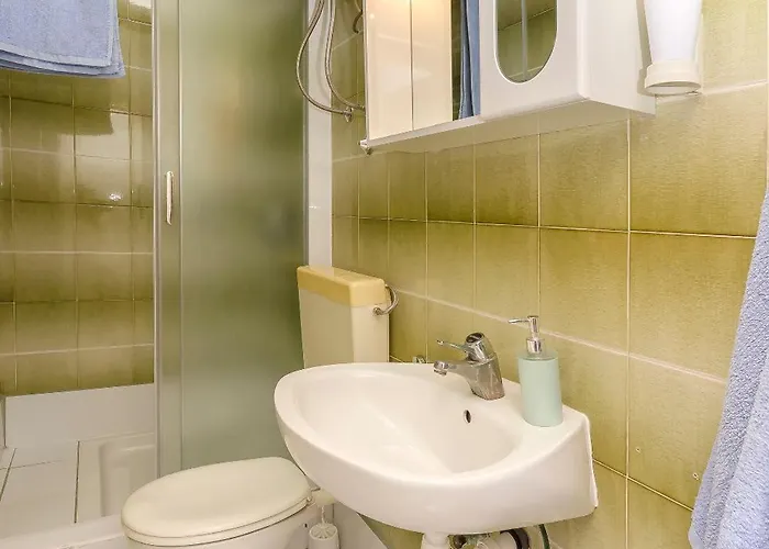 Apartment And Rooms Artina