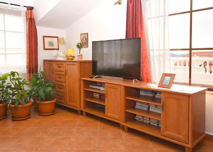 Apartment And Rooms Artina