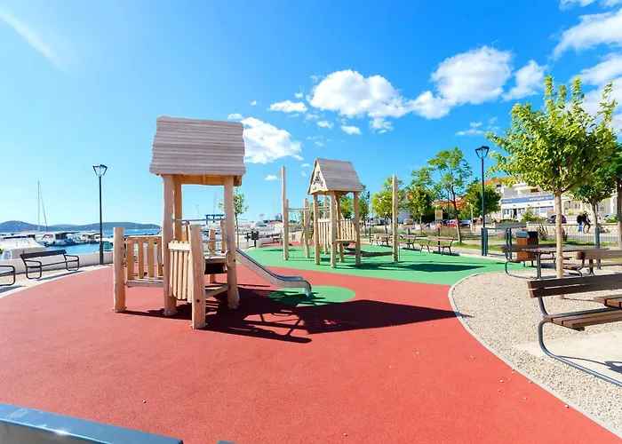 Apartment And Rooms Artina