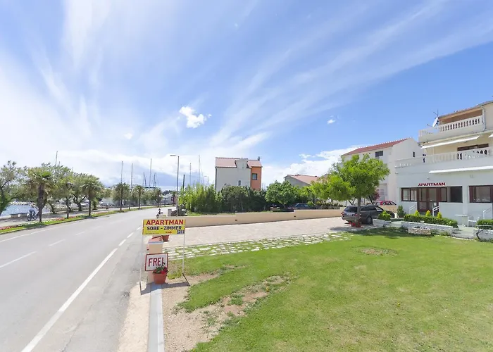 Apartment And Rooms Artina