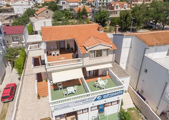 Apartment And Rooms Artina