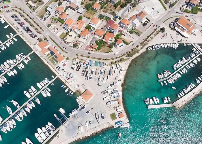 Apartment And Rooms Artina