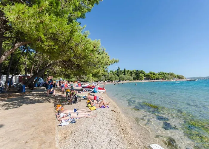 Apartment And Rooms Artina